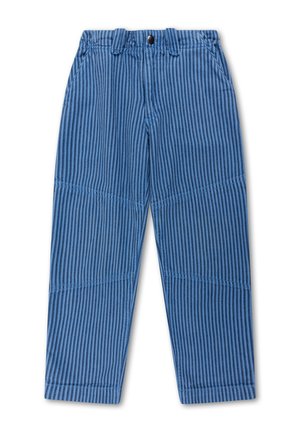 Blauwe gestreepte broek van een gestructureerde stof. Heeft twee voorkruiszakken en een riemlus met een enkele knopen sluiting in de taille.