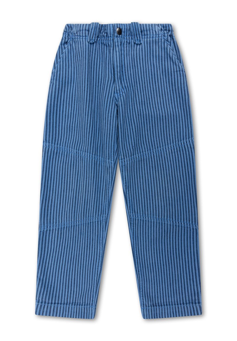 Blauwe gestreepte broek van een gestructureerde stof. Heeft twee voorkruiszakken en een riemlus met een enkele knopen sluiting in de taille.