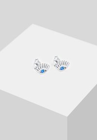 Orecchini in tonalità argento progettati a forma di conchiglia aperta, con un accento in pietra blu al centro, caratterizzati da scanalature dettagliate e una finitura lucida.