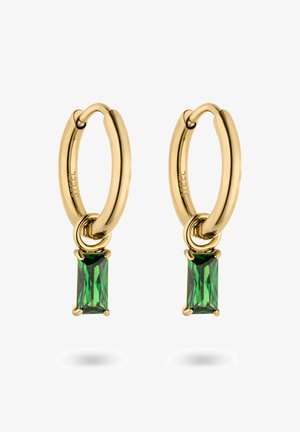 Gouden oorringen met een rechthoekige groene edelsteenhanger, voorzien van een gefacetteerde textuur en een gladde, gepolijste afwerking.