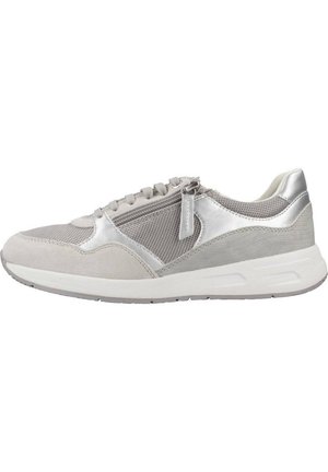 Chaussure de sport grise et argentée en matériaux en maille et en suède. Présente un design à lacets, une fermeture éclair sur le côté et un accent texturé sur le talon.