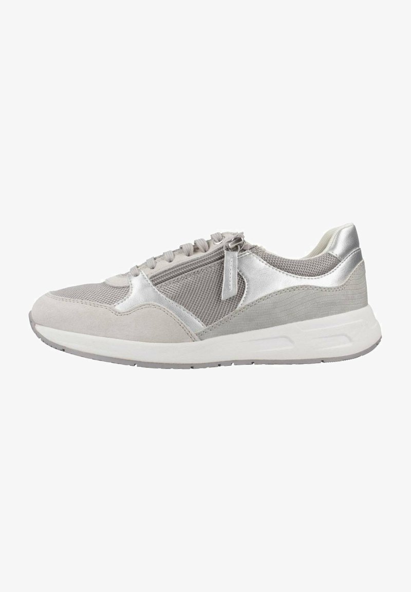 Zapatilla atlética gris y plateada con materiales de malla y ante. Presenta un diseño con cordones, cremallera lateral y un acento texturizado en el talón.