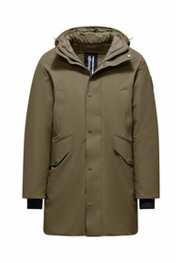 Olivengroene parka met een ritskap, drukknoopsluiting, twee voorzakken en geribbelde manchetten. Glad stoffen textuur met een gestructureerd ontwerp.