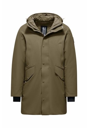 Olivengroene parka met een ritskap, drukknoopsluiting, twee voorzakken en geribbelde manchetten. Glad stoffen textuur met een gestructureerd ontwerp.