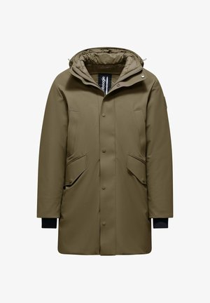 Olivengroene parka met een ritskap, drukknoopsluiting, twee voorzakken en geribbelde manchetten. Glad stoffen textuur met een gestructureerd ontwerp.