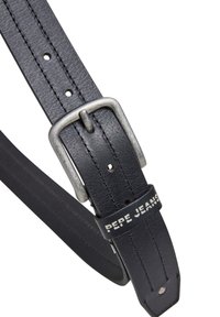 Cinturón de cuero negro, con una hebilla metálica plateada, múltiples detalles de costura y un parche de logo en relieve con "PEPE JEANS" en blanco.