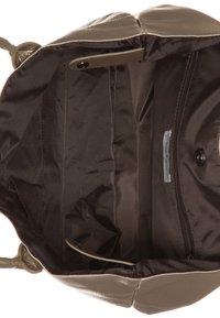 Interno di borsa marrone con diversi scomparti, inclusa una tasca con zip e cinghie con chiusura a scatto.