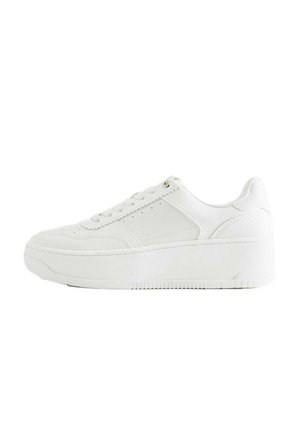 Baskets basses blanches avec semelle épaisse, fermeture à lacets et détails de couture subtils, vues de profil.