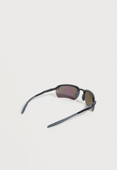 Μαύρα και γκρι ημιδιαφανή γυαλιά ηλίου χωρίς πλήρες πλαίσιο με περιμετρικούς χρωματιστούς φακούς και λαστιχένιες σιλικόνες στη μύτη, εμφανιζόμενα από πίσω σε λευκό φόντο.