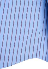 Lyseblå skjorte med vertikale røde striber, lavet af glat stof. Har en buet kant og korte ærmer.