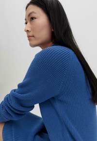 hessnatur REGULAR - Abito in maglia - mittelblau