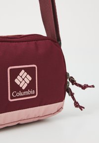 Columbia TRAIL TRAVELER™ CROSSBODY BAG UNISEX - Olkalaukku - rich wine/eraser pink