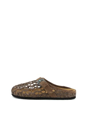 Mule marrone intrecciato senza lacci con cinturino in pelle scamosciata e fibbia decorativa, suola piatta nera e design a rete aperta.