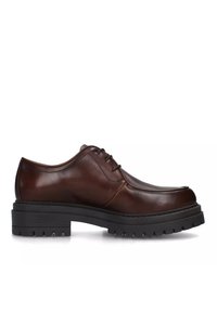 Zapato derby de cuero marrón con puntera redondeada, cordones a juego y suela de goma negra gruesa con surcos de tracción.