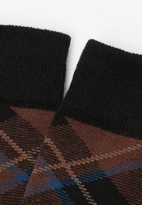 Bruine en zwarte gestreepte sokken met een geometrisch patroon en blauwe accenten, geribbelde zwarte boorden en een gestructureerd breimateriaal.