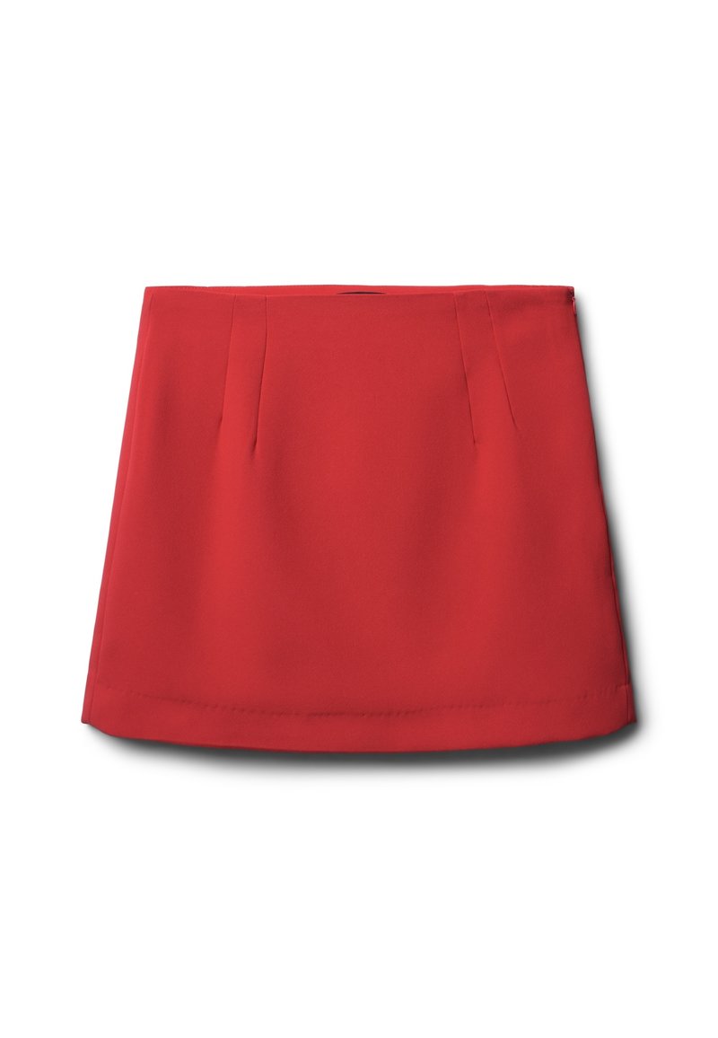 Jupe mini rouge en tissu lisse, avec des plis à l'avant, un design ajusté et un ourlet droit. Pas de fermetures visibles.