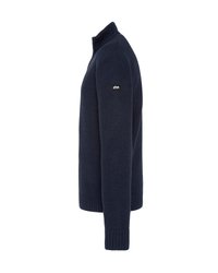 Granatowy sweter z dzianiny z wysokim kołnierzem, teksturowanym wzorem, ściągaczami na mankietach i u dołu. Na lewym rękawie znajduje się naszywka z logo.