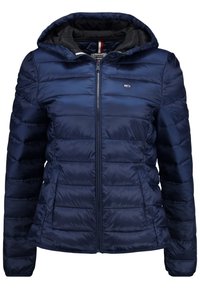 Mørkeblå quiltet pufferjakke med hætte, frontlynlås, sidelommer og et lille Tommy Jeans-logo på brystet.
