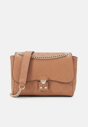 Braune Handtasche aus Kunstleder mit geprägtem Logo, Kettenakzent, Umschlagklappe und Metallverschluss mit eingraviertem Markennamen. Kompakte rechteckige Form.