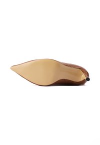 Scarpa alta marrone con punta affusolata e una texture liscia e lucida. La suola è color beige con lievi scanalature e un accento nero sul tacco.