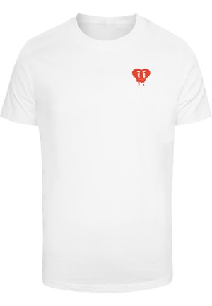 Biela bavlnená tričko s malou grafikou červenej srdiečka s kvapkajúcimi detailmi na ľavej strane hrude. Krátke rukávy a štandardný strih.
