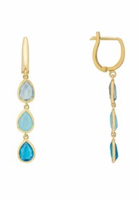 Pendientes colgantes en tono dorado que presentan tres piedras en forma de lágrima en tonos azul claro, azul y azul más intenso, con un acabado suave y pulido.
