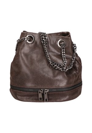 Bruine leren emmerhandtas met een gestructureerde afwerking, zilveren kettingaccenten, oogjes en een ritssluiting ondercompartiment.