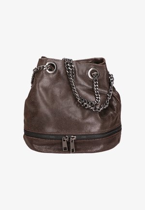 Bruine leren emmerhandtas met een gestructureerde afwerking, zilveren kettingaccenten, oogjes en een ritssluiting ondercompartiment.