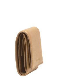 Bruine leren portemonnee, opgevouwen. Heeft een gladde textuur, afgeronde hoeken en een minimalistisch ontwerp. Geen zichtbaar metaal of accenten.