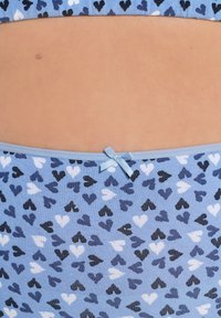 Tessuto azzurro chiaro con un motivo a cuori ripetuto in blu scuro, bianco e nero, con un piccolo nastro blu dettagliato in vita.