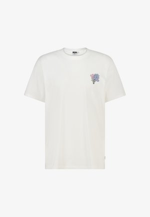 Wit T-shirt met korte mouwen met een kleine afbeelding van roze en paarse bloemen op het linker borstgedeelte.