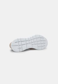 Sneaker, mille valge kummist tallaga, millel on mustriline haak ja pruun ülapind, ümara varbaga. Ilma nähtava brändingu või aktsentideta.
