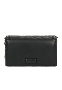 Černá kožená peněženka s prošívanou texturou na horní části, hladkým povrchem níže, obsahuje značkovou etiketu a řetízek na boku.