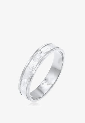 Sølv ring med et poleret ydre, tekstureret midtersektion og indgraverede markeringer indeni. Bredde og finish kan variere.
