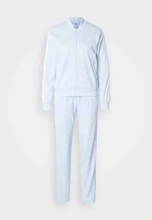 Lichtblauw trainingspak van gladde stof. Jas met opstaande kraag, ritssluiting en witte strepen op de mouwen; bijpassende taps toelopende broek.