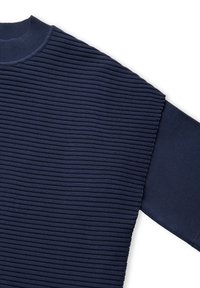 Sudadera de color azul marino con textura acanalada en el cuerpo y mangas lisas. Diseño clásico de cuello redondo con costuras sutiles y detalles de puntadas.