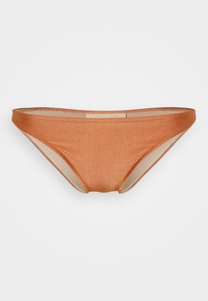 Bas de bikini en bronze fabriqué dans un tissu brillant. Présente une coupe taille basse, des côtés fins et une doublure intérieure lisse.