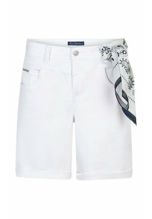 Witte knielange shorts met omgeslagen boorden en een zwart-wit sjaal met patroon, vastgeknoopt aan de rechter riemlus.