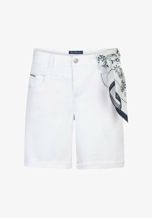 Weiße knielange Shorts mit umgeschlagenen Säumen und einem schwarz-weiß gemusterten Schal, der an der rechten Gürtelschlaufe gebunden ist.