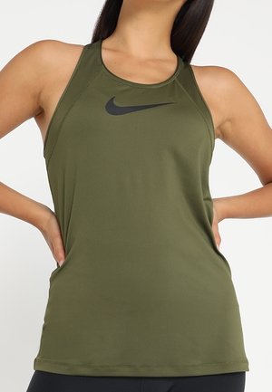 Canottiera Nike verde oliva con design aderente, stile racerback, logo nero sul petto, tessuto testurizzato per traspirabilità.