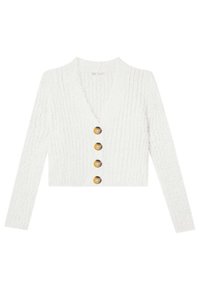 Weiße, verkürzte Strickjacke mit Kabelmuster, langen Ärmeln und vier großen braunen Knöpfen auf der Vorderseite.