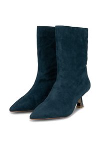 Botas de tobillo de ante en un azul marino oscuro, con puntera afilada y un tacón cuadrado delgado con un acento metálico. Textura suave con un mínimo de detalles.