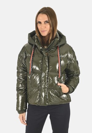 Veste rembourrée vert olive, brillante, avec capuche, cordons orange et poches zippées ; présente un motif matelassé et des poignets côtelés.