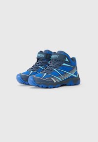 Chaussures de randonnée bleues avec une tige en synthétique, une languette rembourrée, une sangle ajustable et une semelle robuste. Présente des accents bleus et gris ainsi que des panneaux en maille.
