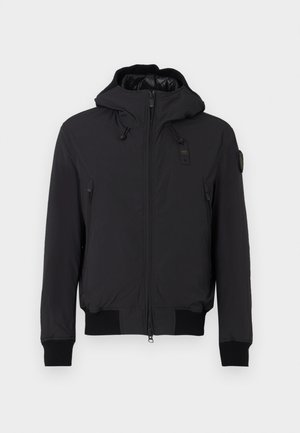 Giacca nera con cappuccio, chiusura con zip, tasche laterali, polsini e bordo inferiore a coste. Esterno liscio e interno isolato.