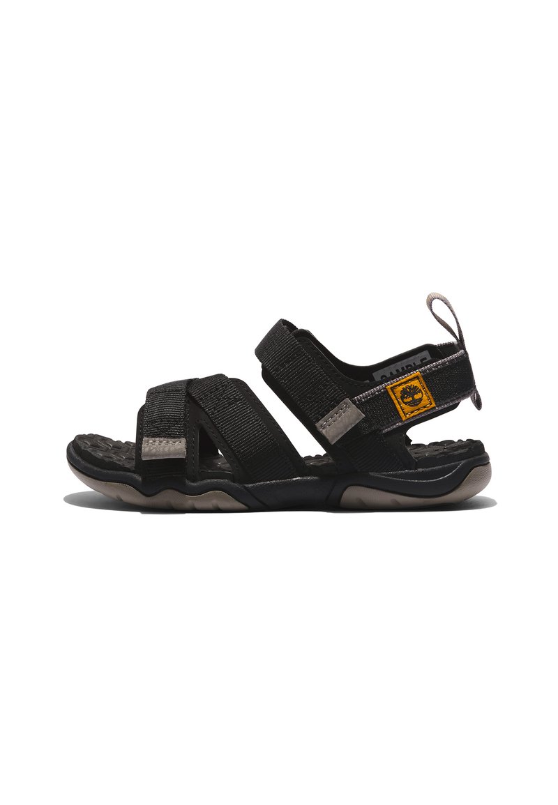 Sandal preto com correias ajustáveis feitas de tecido texturizado, apresentando uma palmilha acolchoada e sola de borracha durável. Acento do logótipo amarelo.