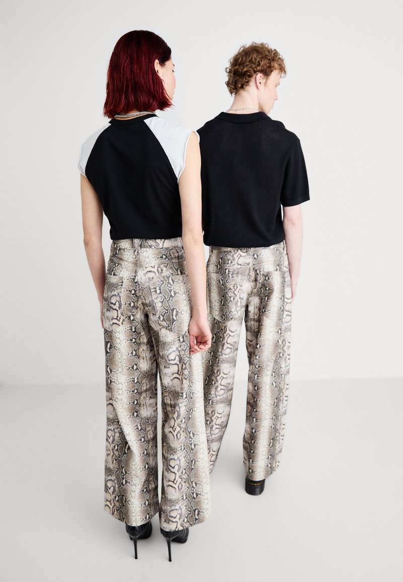 Jaded London VINTAGE SNAKE PRINT COLOSSUS UNISEX - Loose Jeans 