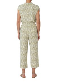 Kombinezon w liście w jasnym zielonym i białym kolorze, z krótkimi rękawami, elastyczną talią i szerokimi, skróconymi nogawkami, wykonany z lekkiej tkaniny.