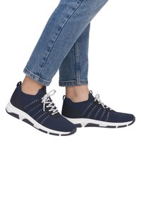 Marinefarbene Mesh-Sneaker mit weißen Schnürsenkeln, strukturiertem Obermaterial und kontrastierender weißer Sohle; mit einem leichten, atmungsaktiven Design für Komfort.