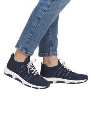 Baskets en maille bleu marine avec des lacets blancs, tige texturée et semelle blanche contrastante ; dotées d'un design léger et respirant pour le confort.
